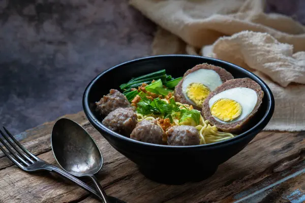 Bakso telur, haşlanmış yumurtalı köfte ve erişteyle servis edilen Endonezya sokak yiyeceğidir. 