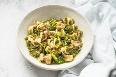 Beyaz kasede yeşil biberli kızarmış kalamar, cumi cabai hijau. 