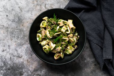 Siyah tabakta yeşil biberli kızarmış kalamar, cumi cabai hijau