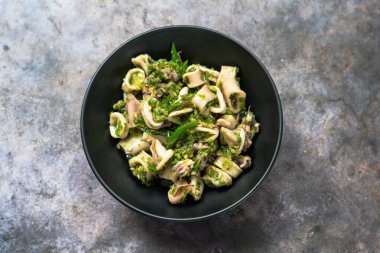 Siyah tabakta yeşil biberli kızarmış kalamar, cumi cabai hijau