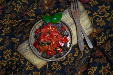 Dendeng balado veya Dendeng batokok, Batı Sumatra, Endonezya 'dan baharatlı kurutulmuş et.