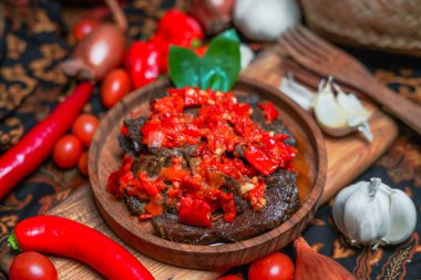 Dendeng balado veya Dendeng batokok, Batı Sumatra, Endonezya 'dan baharatlı kurutulmuş et.