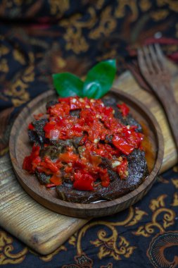 Dendeng balado veya Dendeng batokok, Batı Sumatra, Endonezya 'dan baharatlı kurutulmuş et.