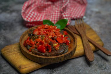 Dendeng balado veya Dendeng batokok, Batı Sumatra, Endonezya 'dan baharatlı kurutulmuş et.