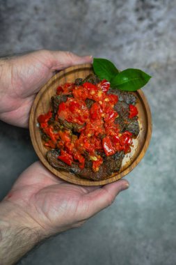 Dendeng balado veya Dendeng batokok, Batı Sumatra, Endonezya 'dan baharatlı kurutulmuş et.