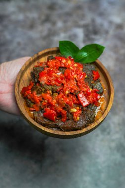 Dendeng balado veya Dendeng batokok, Batı Sumatra, Endonezya 'dan baharatlı kurutulmuş et.