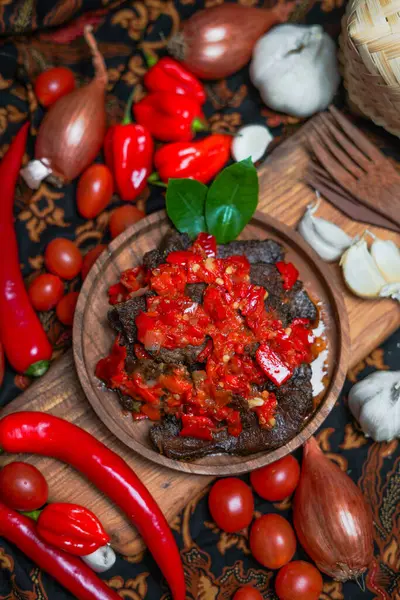 Dendeng balado veya Dendeng batokok, Batı Sumatra, Endonezya 'dan baharatlı kurutulmuş et.