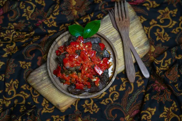 Dendeng balado veya Dendeng batokok, Batı Sumatra, Endonezya 'dan baharatlı kurutulmuş et.