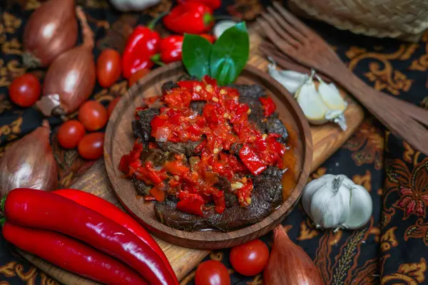 Dendeng balado veya Dendeng batokok, Batı Sumatra, Endonezya 'dan baharatlı kurutulmuş et.