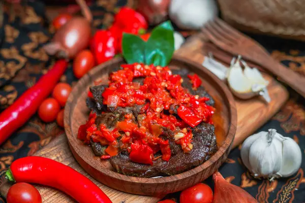 Dendeng balado veya Dendeng batokok, Batı Sumatra, Endonezya 'dan baharatlı kurutulmuş et.