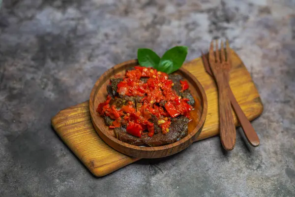 Dendeng balado veya Dendeng batokok, Batı Sumatra, Endonezya 'dan baharatlı kurutulmuş et.