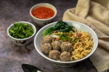 Endonezya Köftesi: Sebze ve erişteyle servis edilen Bakso