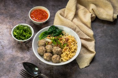 Endonezya Köftesi: Sebze ve erişteyle servis edilen Bakso