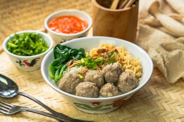 Endonezya Köftesi: Sebze ve erişteyle servis edilen Bakso