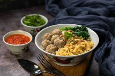Endonezya Köftesi: Sebze ve erişteyle servis edilen Bakso