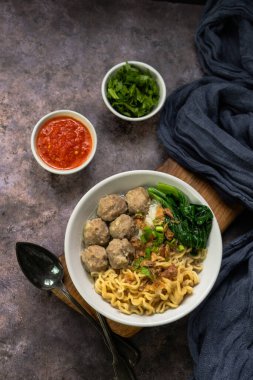 Endonezya Köftesi: Sebze ve erişteyle servis edilen Bakso