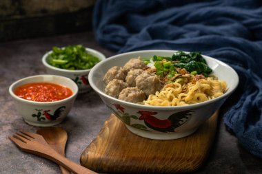 Endonezya Köftesi: Sebze ve erişteyle servis edilen Bakso