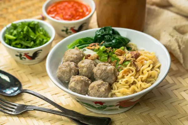 Endonezya Köftesi: Sebze ve erişteyle servis edilen Bakso
