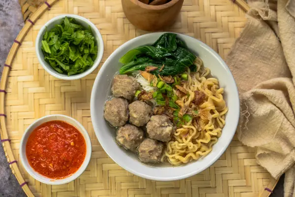Endonezya Köftesi: Sebze ve erişteyle servis edilen Bakso