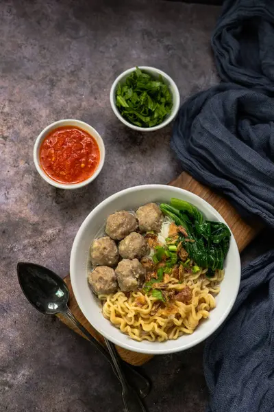 Endonezya Köftesi: Sebze ve erişteyle servis edilen Bakso