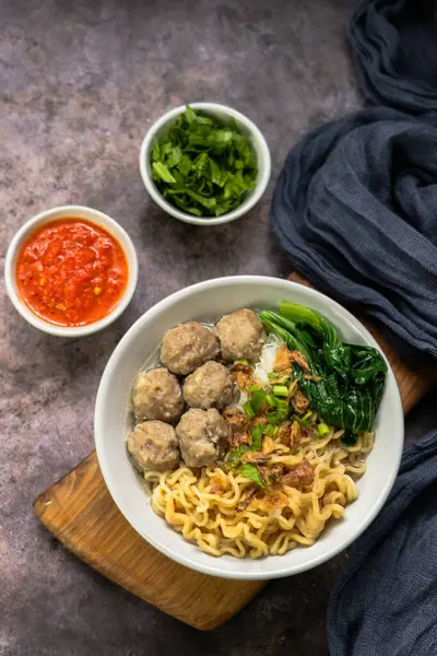 Endonezya Köftesi: Sebze ve erişteyle servis edilen Bakso
