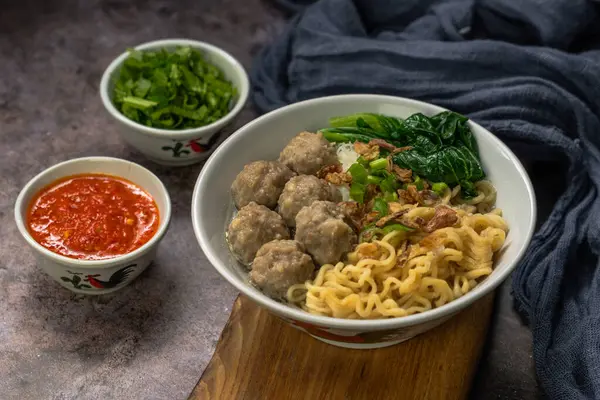 Endonezya Köftesi: Sebze ve erişteyle servis edilen Bakso