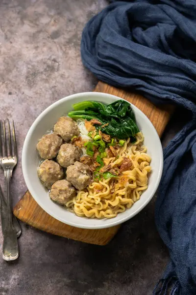 Endonezya Köftesi: Sebze ve erişteyle servis edilen Bakso