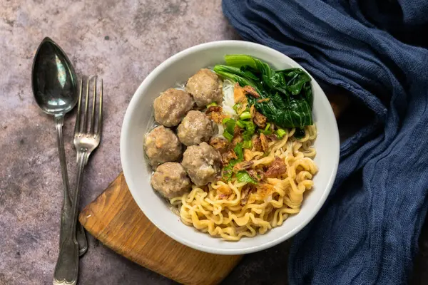 Endonezya Köftesi: Sebze ve erişteyle servis edilen Bakso