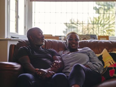 evde bir kanepede oturan bir çift portre 