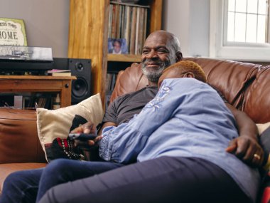 kanepede oturan ve tv izlerken bir çift