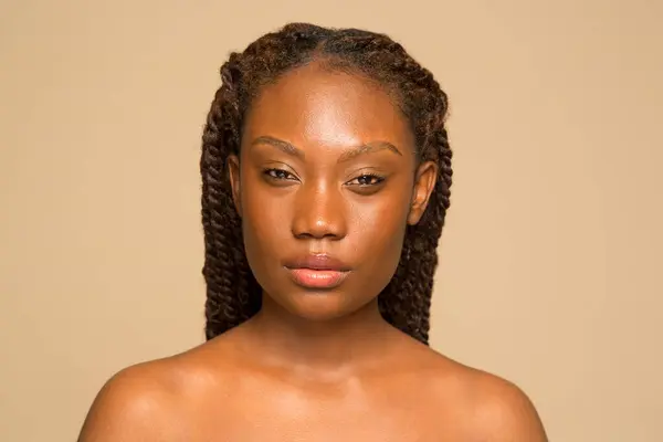 Örgülü saçlı bir kadının stüdyo portresi.