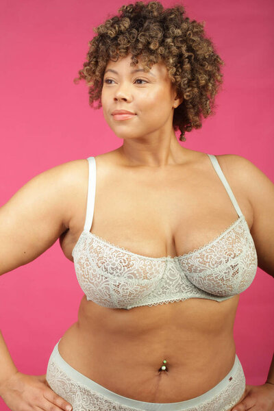 Студийный снимок женщины в нижнем белье