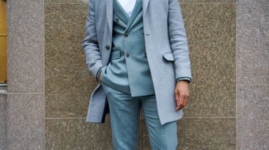 İş kıyafetli bir adamın orta bölümü.