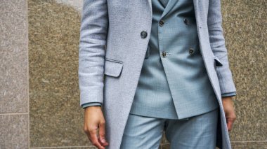 İş kıyafetli bir adamın orta bölümü.