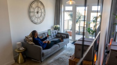 Dijital tablet kullanarak koltukta oturan adam