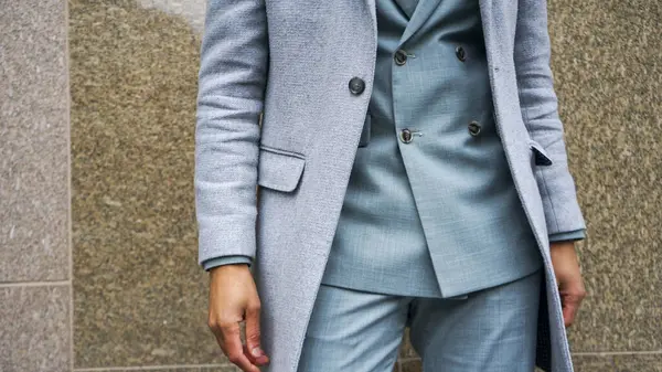 İş kıyafetli bir adamın orta bölümü.