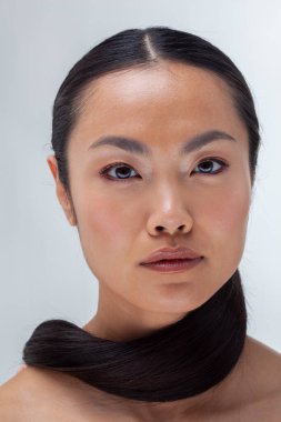 Stüdyoda boynu kıllı bir kadının portresi