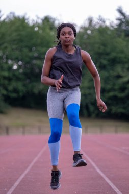 atletik kadın yolda çalışan