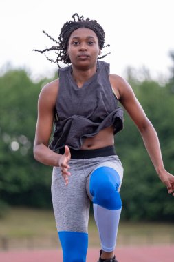 atletik kadın yolda çalışan