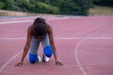 Çalışan parça üzerinde başlangıç konumunda dişi koşucu