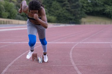 Atletik kadın koşu parkuru