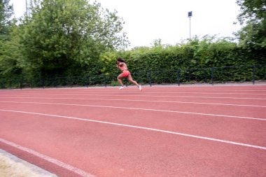 atletik kadın yolda çalışan