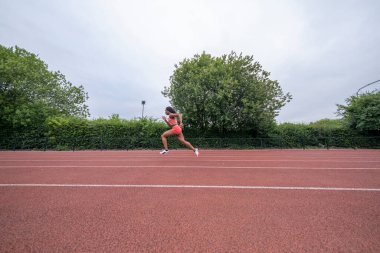 atletik kadın yolda çalışan
