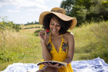 Genç kadın üzerinde çayır battaniyeye rahatlatıcı