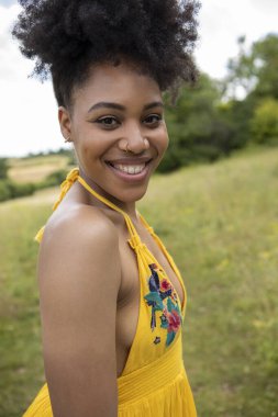 Çayırda genç kadının portresi