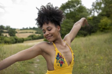 Genç bayan çayırda dinleniyor.