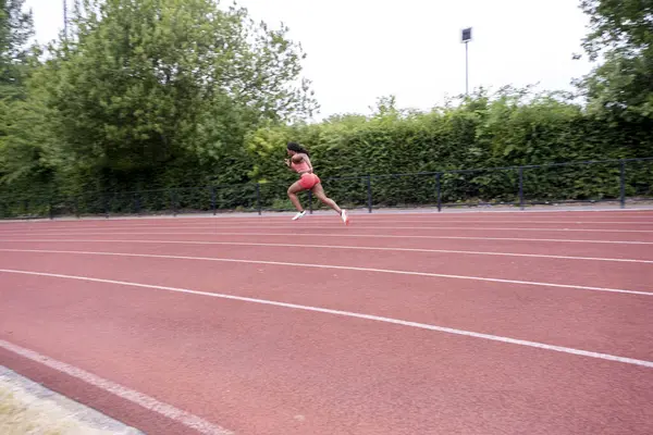 atletik kadın yolda çalışan