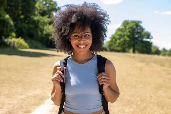 Kırsalda yürüyüş yapan genç bir kadının portresi