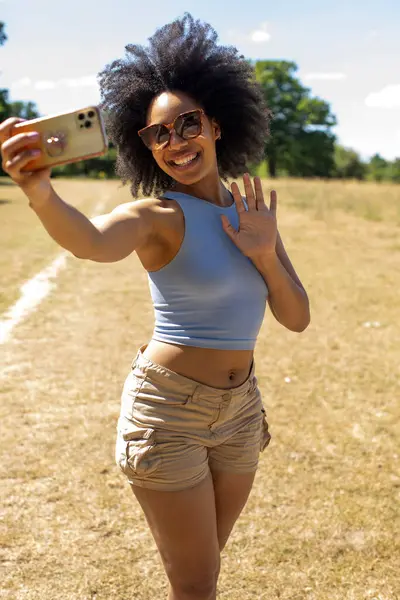 Kırsal alanda selfie çeken genç bir kadın.