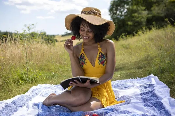 Genç kadın üzerinde çayır battaniyeye rahatlatıcı